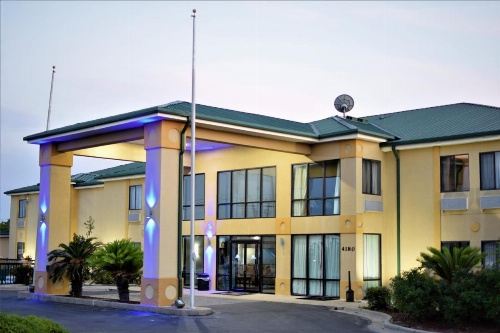 Days Inn by Wyndham Montgomery image 23